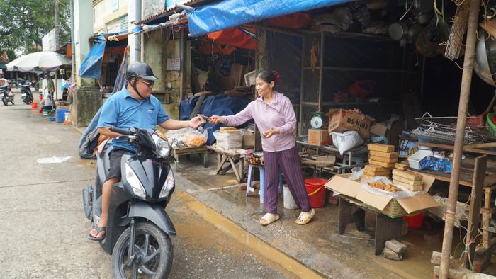 Một số quầy hàng vừa bán hàng vừa dọn dẹp