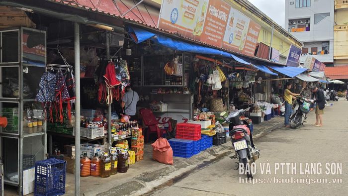 Dãy hàng đồ khô chợ Giếng Vuông, các tiểu thương đã dọn hàng trở lại