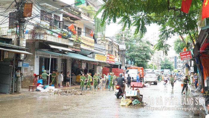 Các lực lượng hỗ trợ hộ kinh doanh thu gom bùn đất, rác thải, vệ sinh tại đường Bắc Sơn, phường Đông Kinh