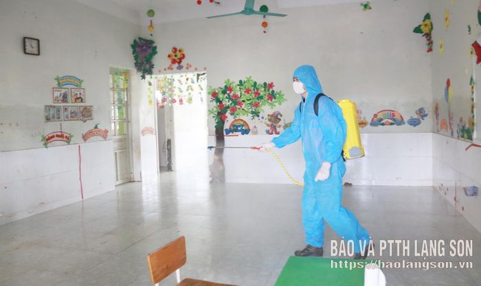 Cán bộ y tế phun khử khuẩn phòng học Trường Mầm non Tú Mịch, thôn Bản Giểng, xã Mẫu Sơn ngày 25/8