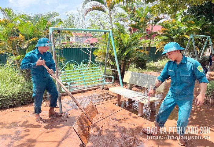 Lực lượng dân quân xã Mẫu Sơn tham gia dọn bùn đất tại trường học trên địa bàn thôn Bản Giểng ngày 25/8