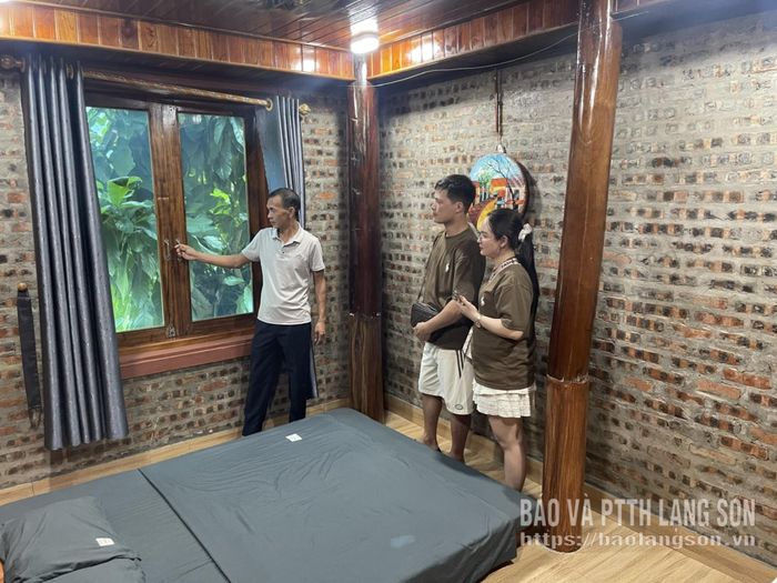 Chủ homestay trên địa bàn xã Hữu Liên giới thiệu phòng nghỉ cho du khách