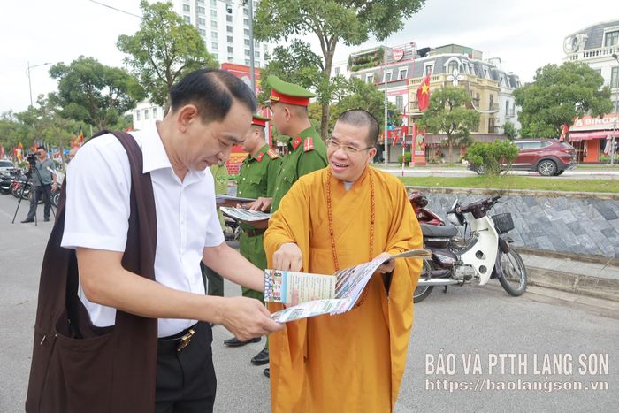 Đại diện Trụ trì Chùa Thành tuyên truyền các nội dung trong tờ rơi cho người dân dự Đại lễ Vu Lan năm 2026