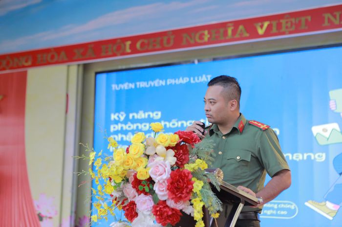 Cán bộ Công an tỉnh tuyên truyền các nội dung về an ninh mạng