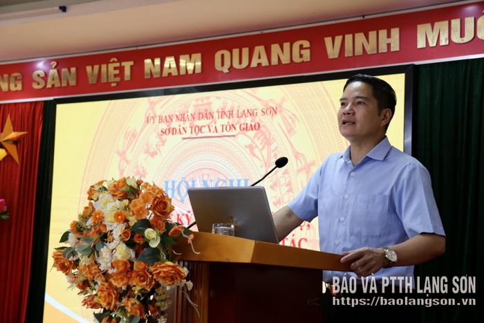 Lãnh đạo Sở Dân tộc và Tôn giáo truyền đạt các nội dung chuyên đề tại hội nghị