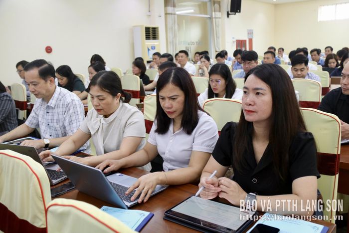 Các đại biểu lắng nghe nội dung truyền đạt từ báo cáo viên