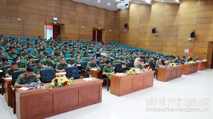 Các đại biểu tham dự hội nghị quán triệt, triển khai thực hiện Nghị quyết Hội nghị lần thứ ba Ban Chấp hành Trung ương Đảng khóa XIV