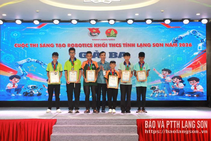 Ban tổ chức trao giải Ba cho các đội thi
