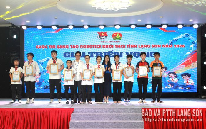 Ban tổ chức trao giải Triển vọng cho các đội thi