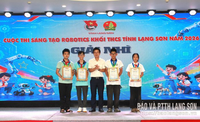 Ban tổ chức trao giải Nhì cho các đội thi