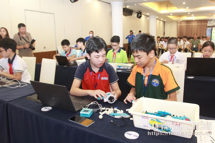 Các đội thi tiến hành lắp ráp robot