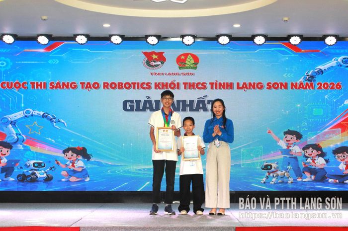 Ban tổ chức trao giải Nhất cho đội thi Trường THCS Vĩnh Trại, phường Đông Kinh