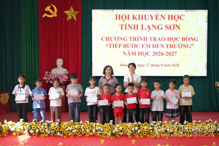 Lãnh đạo Hội Khuyến học tỉnh trao học bổng cho các em học sinh có hoàn cảnh khó khăn trên địa bàn xã