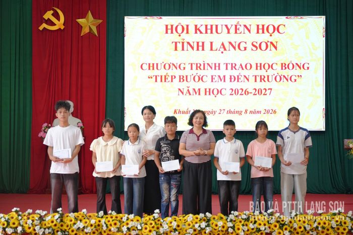 Lãnh đạo Hội Khuyến học tỉnh trao học bổng cho các em học sinh có hoàn cảnh khó khăn vươn lên đạt thành tích tốt trong học tập