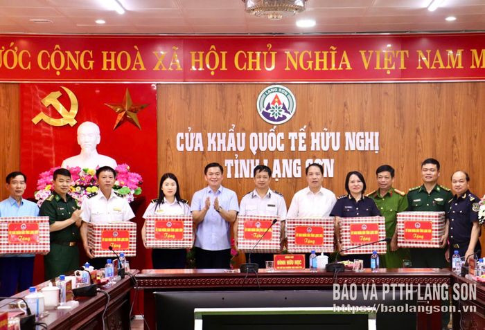 Đồng chí Đinh Hữu Học, Ủy viên Ban Thường vụ Tỉnh ủy, Phó Chủ tịch Thường trực UBND tỉnh tặng quà cho đại diện các lực lượng làm nhiệm vụ tại Cửa khẩu Quốc tế Hữu Nghị