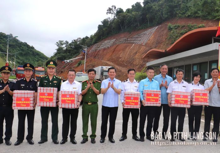 Đồng chí Đinh Hữu Học, Ủy viên Ban Thường vụ Tỉnh ủy, Phó Chủ tịch Thường trực UBND tỉnh tặng quà cho đại diện các lực lượng làm nhiệm vụ tại cửa khẩu Tân Thanh