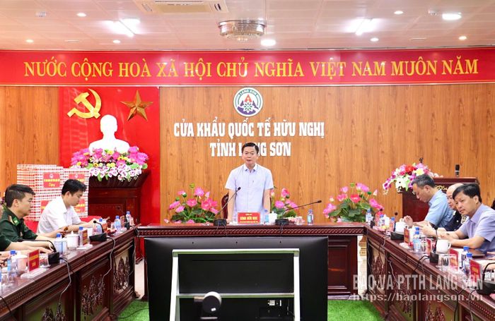 Đồng chí Đinh Hữu Học, Ủy viên Ban Thường vụ Tỉnh ủy, Phó Chủ tịch Thường trực UBND tỉnh phát biểu chỉ đạo các lực lượng làm nhiệm vụ tại Cửa khẩu Quốc tế Hữu Nghị
