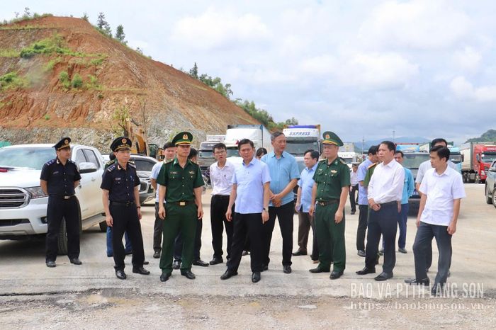 Đồng chí Đinh Hữu Học, Ủy viên Ban Thường vụ Tỉnh ủy, Phó Chủ tịch Thường trực UBND tỉnh và các thành viên đoàn công tác kiểm tra hoạt động xuất nhập khẩu tại Cửa khẩu Quốc tế Hữu Nghị