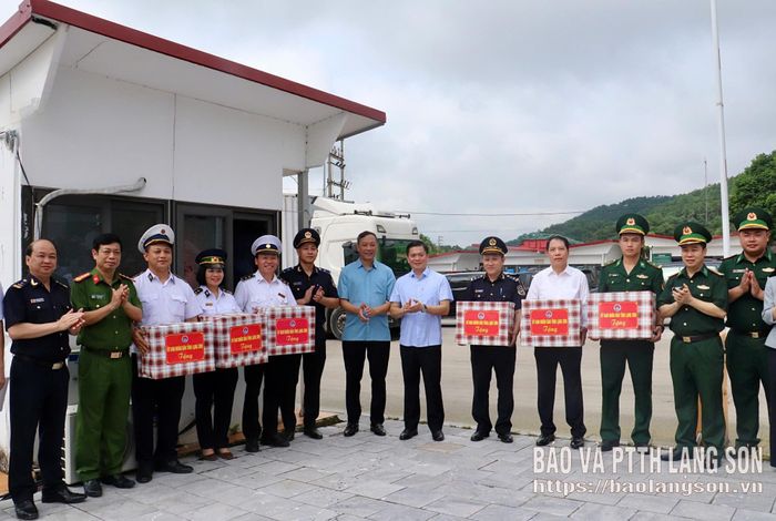 Đồng chí Đinh Hữu Học, Ủy viên Ban Thường vụ Tỉnh ủy, Phó Chủ tịch Thường trực UBND tỉnh tặng quà cho đại diện các lực lượng làm nhiệm vụ tại cửa khẩu Chi Ma