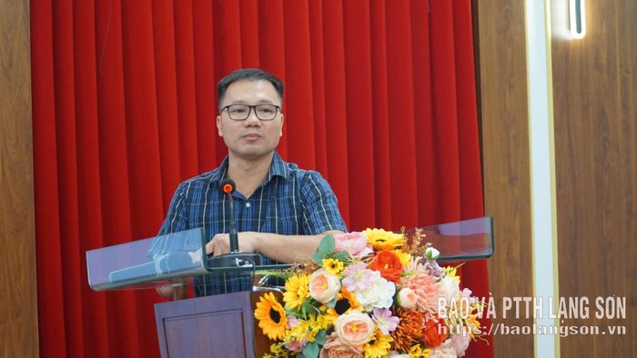 Đại diện Công ty Cổ phần Tư vấn Quản lý Thiết kế Xây dựng số 18 thuyết trình nội dung đồ án