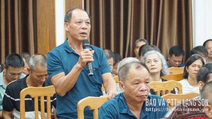 Người dân nêu ý kiến tại hội nghị