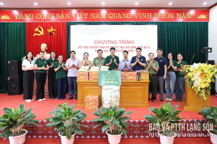 Đoàn công tác trao kinh phí, tặng quà ủng hộ người dân xã Mẫu Sơn khắc phục hậu quả mưa bão