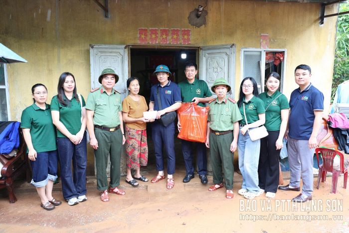 Đoàn công tác đến thăm, tặng quà các gia đình bị thiệt hại do mưa bão trên địa bàn thôn Chi Ma, xã Mẫu Sơn