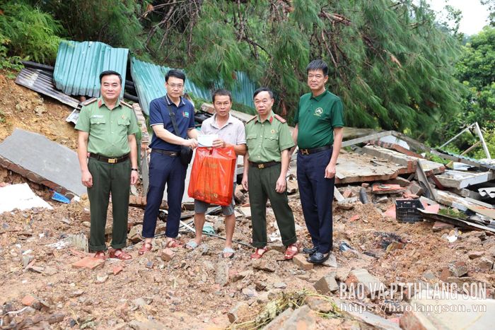 Đoàn công tác đến thăm, tặng quà các gia đình bị thiệt hại do mưa bão trên địa bàn thôn Cốc Nhãn, xã Mẫu Sơn