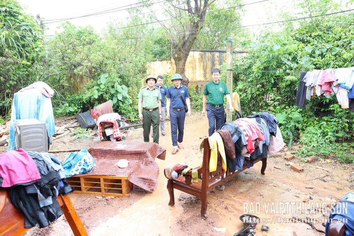Đoàn công tác đến thăm, tặng quà các gia đình bị thiệt hại do mưa bão trên địa bàn xã Mẫu Sơn