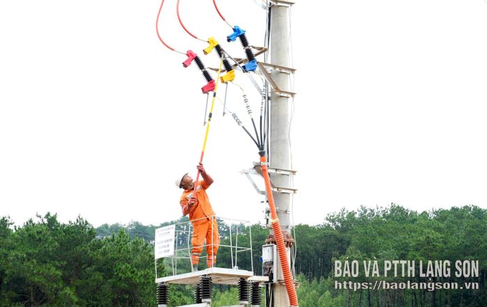 Nhân viên Công ty Điện lực Lạng Sơn thực hiện đóng điện công trình đường dây 35kV và TBA 1.250kVA-35/0,4kV Trường PTNT liên cấp Tiểu học và THCS Mẫu Sơn