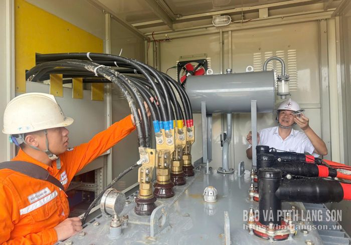 Nhân viên điện lực kiểm tra máy biến áp, kẹp đấu dây, dầu máy biến áp