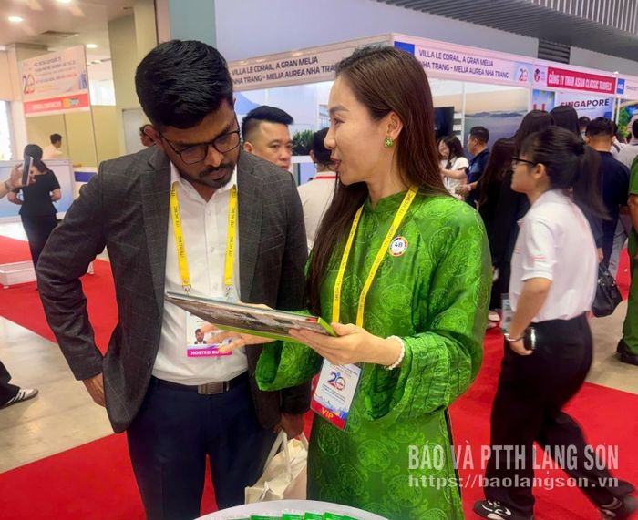 Lãnh đạo Sở Văn hoá, Thể thao và Du lịch tỉnh giới thiệu về du lịch Lạng Sơn tới du khách quốc tế