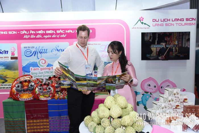 Lãnh đạo Ban Quản lý CVĐC toàn cầu UNESCO và Xúc tiến Du lịch tỉnh giới thiệu các sản phẩm du lịch tiêu biểu của du lịch tỉnh Lạng Sơn tới du khách quốc tế