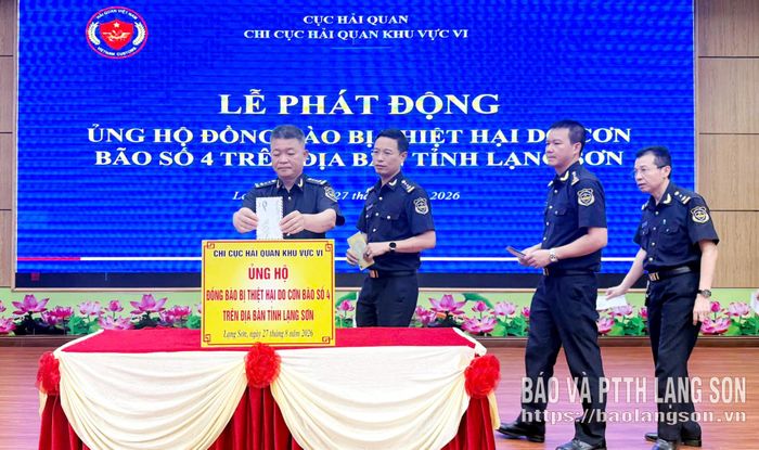 Cán bộ, công chức Chi cục Hải quan khu vực VI ủng hộ đồng bào bị thiệt hại do bão số 4 trên địa bàn tỉnh Lạng Sơn
