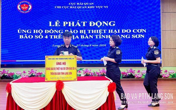 Lãnh đạo các phòng, đơn vị thuộc Chi cục Hải quan khu vực VI trích tiền lương ủng hộ đồng bào bị thiệt hại do bão số 4 trên địa bàn tỉnh Lạng Sơn