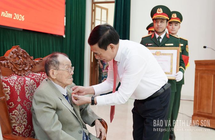 Đại tướng Phan Văn Giang, Ủy viên Bộ Chính trị, Phó Thủ tướng Chính phủ, Bộ trưởng Bộ Quốc phòng trao Huy hiệu 80 năm tuổi Đảng cho đảng viên Hoàng Minh Khoa