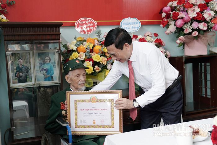 Đại tướng Phan Văn Giang, Ủy viên Bộ Chính trị, Phó Thủ tướng Chính phủ, Bộ trưởng Bộ Quốc phòng trao tặng Huy hiệu 80 năm tuổi Đảng cho đảng viên Nguyễn Thuận An