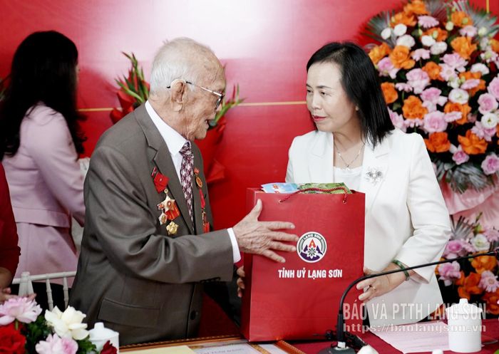 Đồng chí Đoàn Thị Hậu, Phó Bí thư Thường trực Tỉnh ủy, Chủ tịch HĐND tỉnh trao tặng quà của Tỉnh ủy cho đảng viên Hoàng Hai