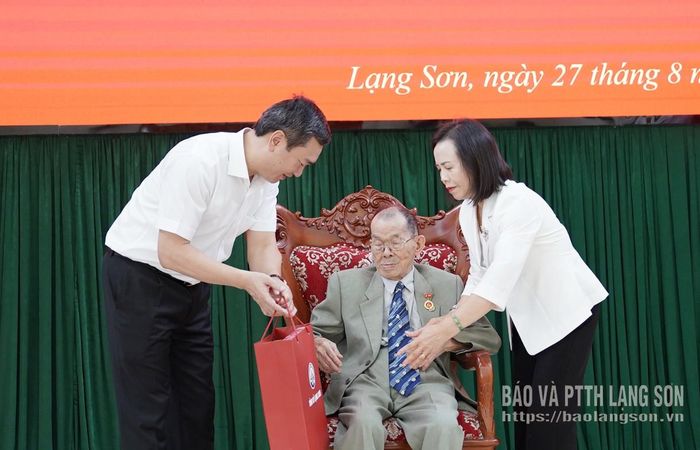 Các đồng chí Thường trực Tỉnh ủy Lạng Sơn trao tặng quà của Tỉnh ủy cho đảng viên Hoàng Minh Khoa