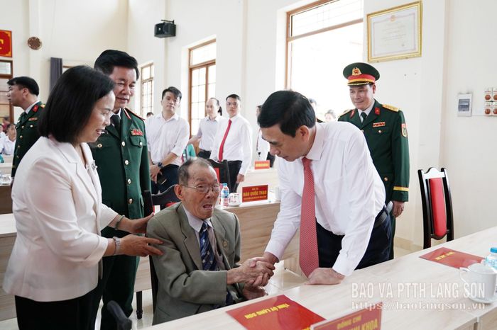 Đại tướng Phan Văn Giang, Ủy viên Bộ Chính trị, Phó Thủ tướng Chính phủ, Bộ trưởng Bộ Quốc phòng; lãnh đạo Tổng Cục Chính trị và lãnh đạo Tỉnh ủy Lạng Sơn thăm hỏi sức khỏe đảng viên Hoàng Minh Khoa, thôn Nà Lình, xã Quốc Việt