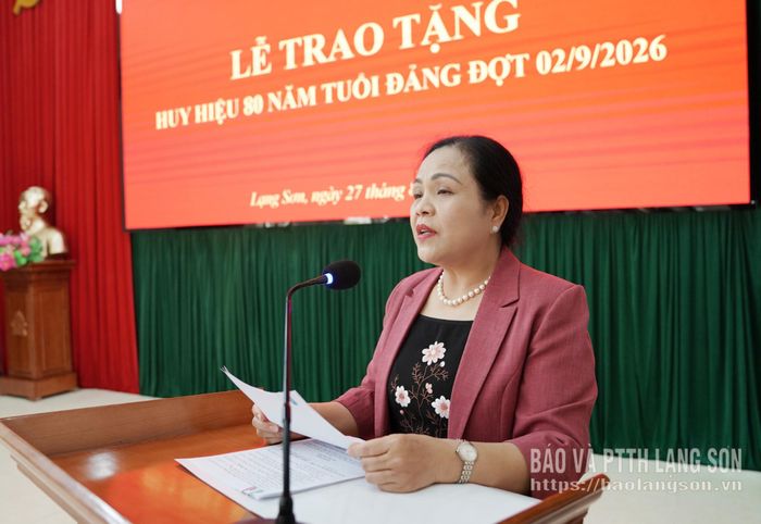 Đồng chí Giáp Thị Bắc, Ủy viên Ban Thường vụ Tỉnh ủy, Trưởng Ban Tổ chức Tỉnh ủy công bố Quyết định của Ban Bí thư về việc tặng Huy hiệu 80 năm tuổi Đảng đợt 2/9/2026
