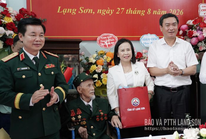 Lãnh đạo Tổng cục Chính trị và các đồng chí Thường trực Tỉnh ủy Lạng Sơn trao tặng quà đảng viên Nguyễn Thuận An