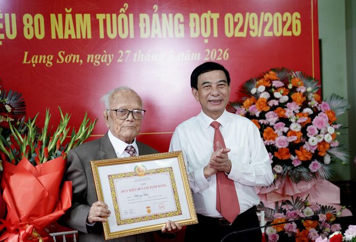 Đại tướng Phan Văn Giang, Ủy viên Bộ Chính trị, Phó Thủ tướng Chính phủ, Bộ trưởng Bộ Quốc phòng trao tặng Huy hiệu 80 năm tuổi Đảng cho đảng viên Hoàng Hai