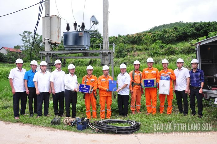Lãnh đạo Công đoàn Tổng công ty Điện lực miền Bắc trao kinh phí hỗ trợ cho cán bộ, nhân viên Điện lực Chi Lăng 