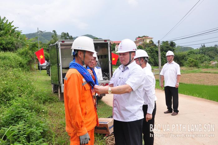 Lãnh đạo Công đoàn Tổng công ty Điện lực miền Bắc động viên, thăm hỏi cán bộ, nhân viên Điện lực Chi Lăng đang thực hiện nhiệm vụ tại hiện trường