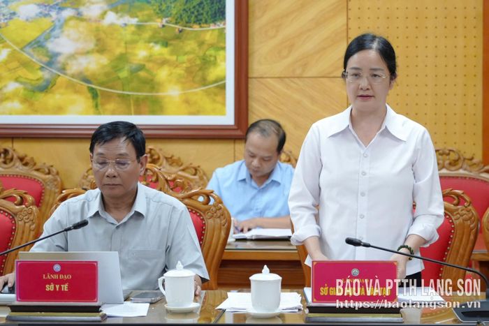 Lãnh đạo Sở Giáo dục và Đào tạo phát biểu tại cuộc họp