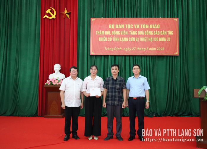 Đại diện đoàn công tác trao hỗ trợ cho đại diện xã Tràng Định