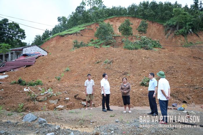 Các thành viên đoàn công tác thăm hỏi hộ dân bị sập nhà hoàn toàn do ảnh hưởng của mưa bão tại xã Na Sầm