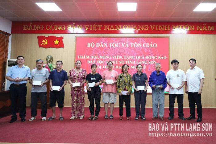 Đại diện đoàn công tác trao quà hỗ trợ các gia đình bị ảnh hưởng bởi bão lũ tại xã Thất Khê