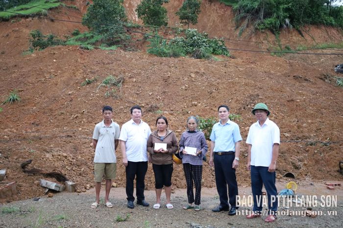 Đại diện đoàn công tác trao quà hỗ trợ đại diện các hộ dân bị ảnh hưởng bởi bão lũ tại xã Na Sầm